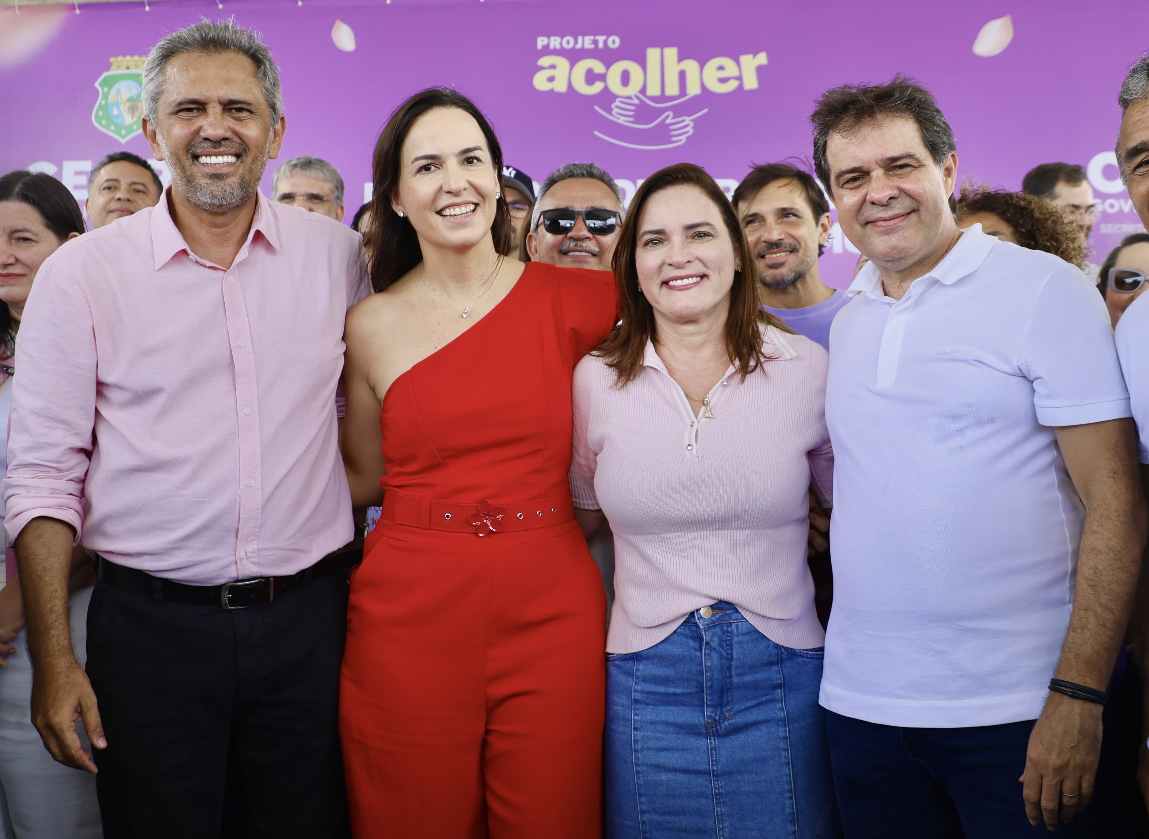 governador elmano, primeira-dama do estado lia, primeira-dama do município cristiane e prefeito evandro posam para a foto no palco do evento